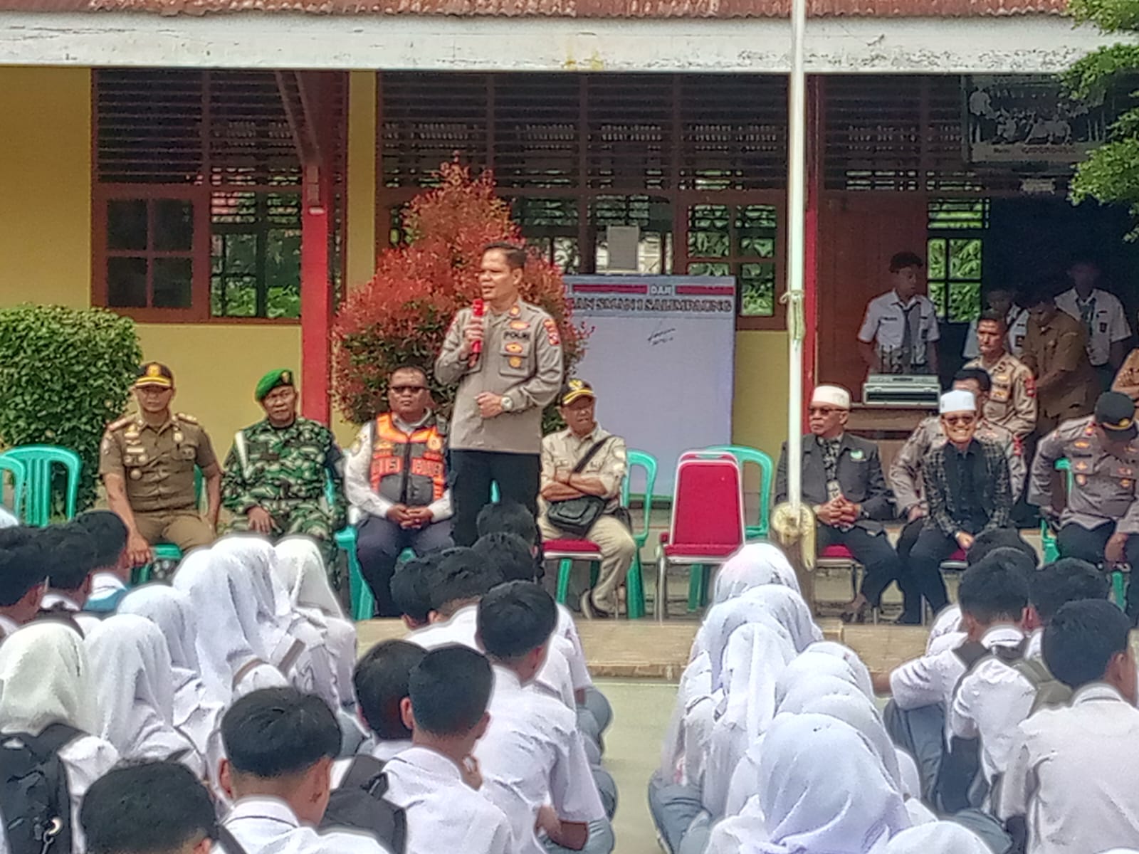 Kabag Ops Polres Tanahdatar AKP Asrol sosialisasikan bahaya LGBT dan penyakit masyarakat lainnya di SMAN 1 Batusangkar. (chandra antoni)